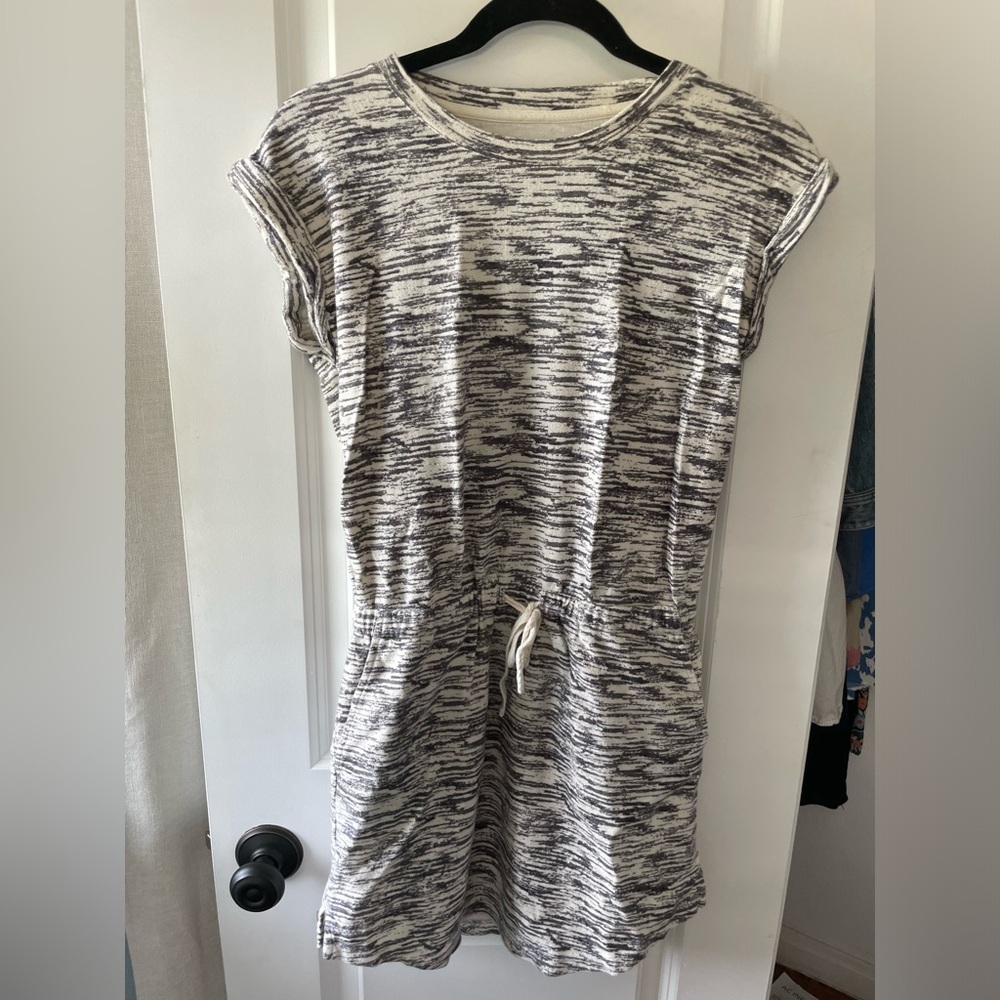 Lou & Gray white and heathered grey drawstring space dye dress